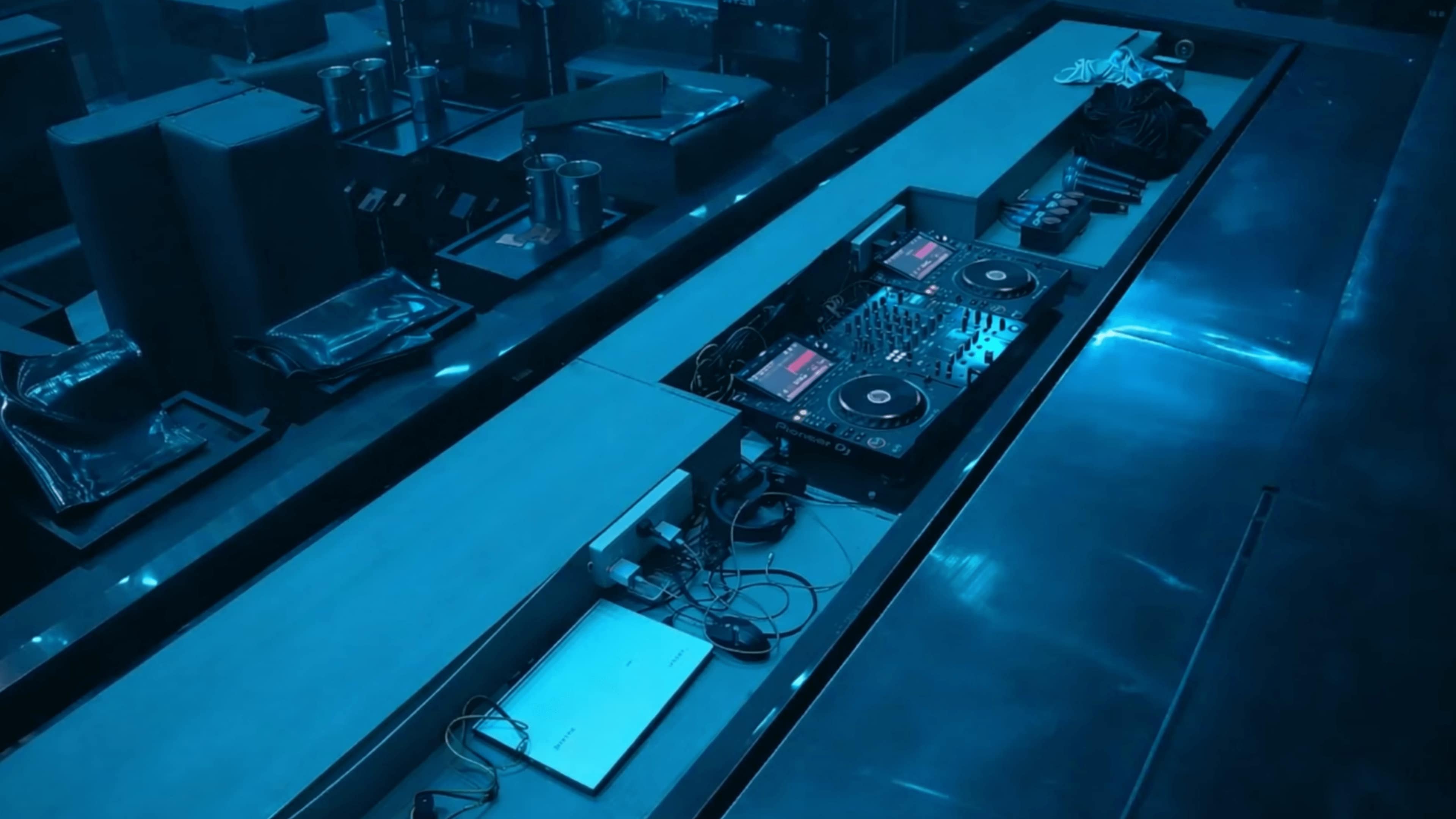 Concealed screw-lift DJ platform